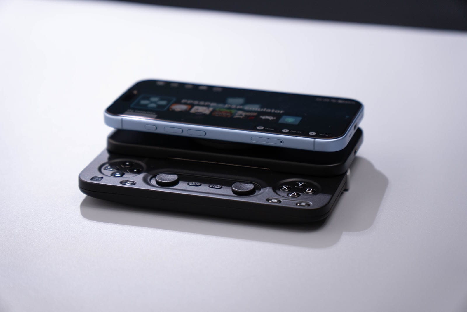 Abxylute M6 e M5: controles deslizantes deixam o celular com cara de Xperia Play
