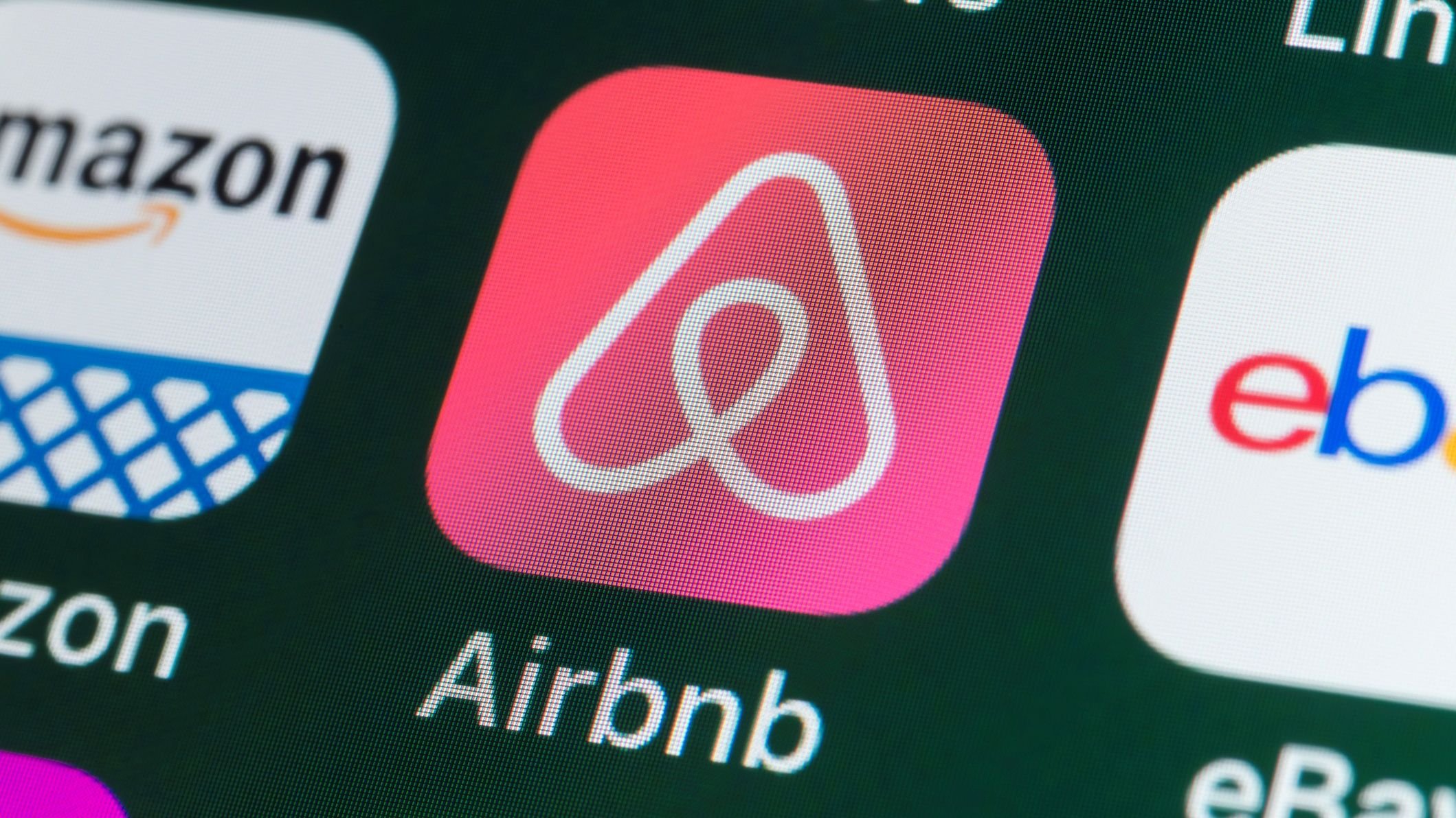 Airbnb: IA já escreve 60% do código da empresa, revela CEO Brian Chesky