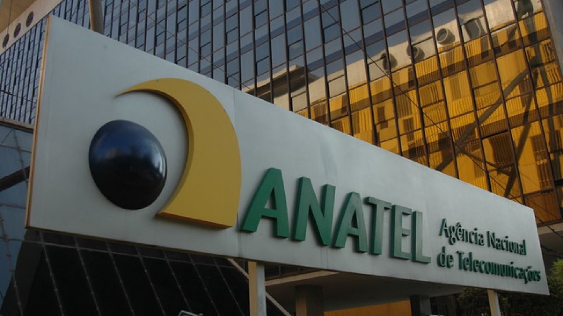 Fachada da sede da Anatel, a Agência Nacional de Telecomunicações