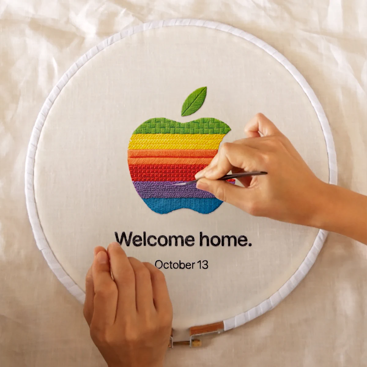 Logotipo bordado no teaser oficial do evento da Apple