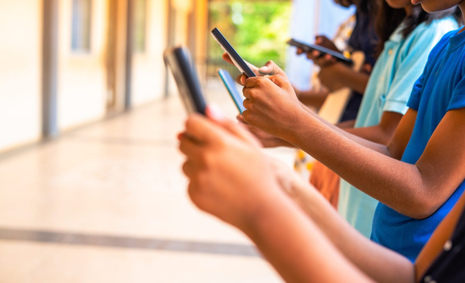 Celular com loja de aplicativos aberta
