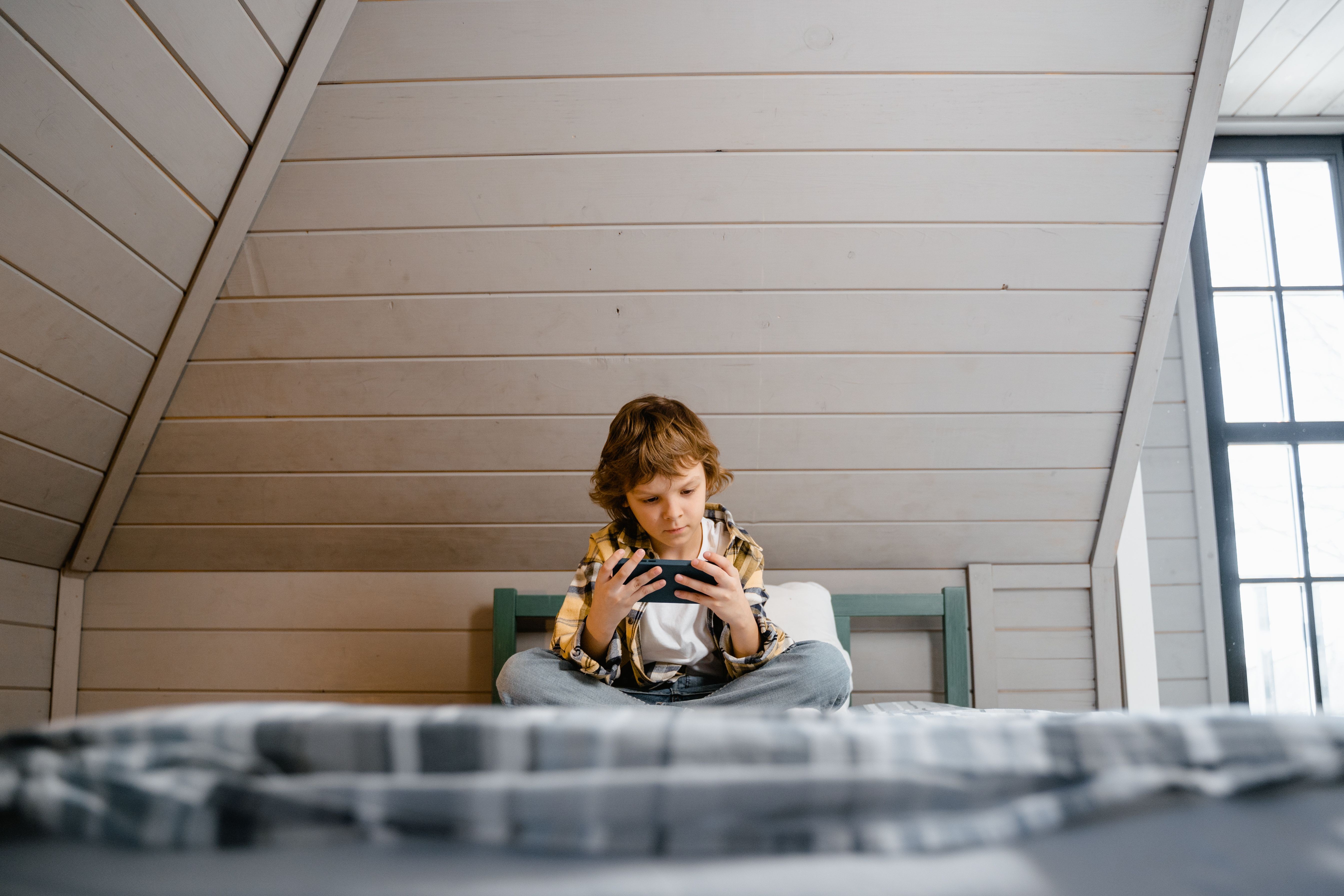 Apps de nudez por IA passam pelo controle parental da App Store e da Google Play, mostra teste