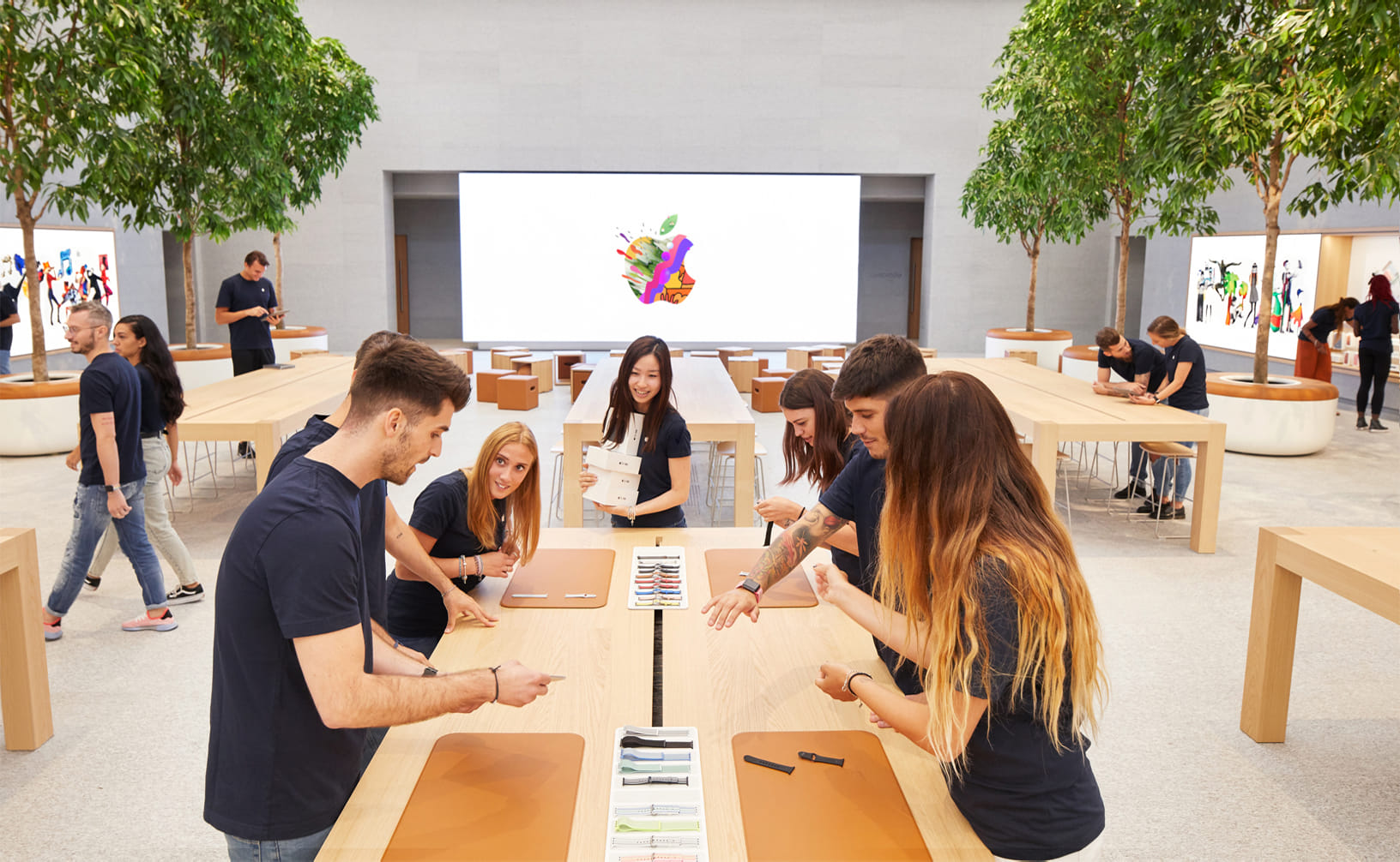 Funcionários da Apple Piazza Liberty no interior da loja, antes da abertura