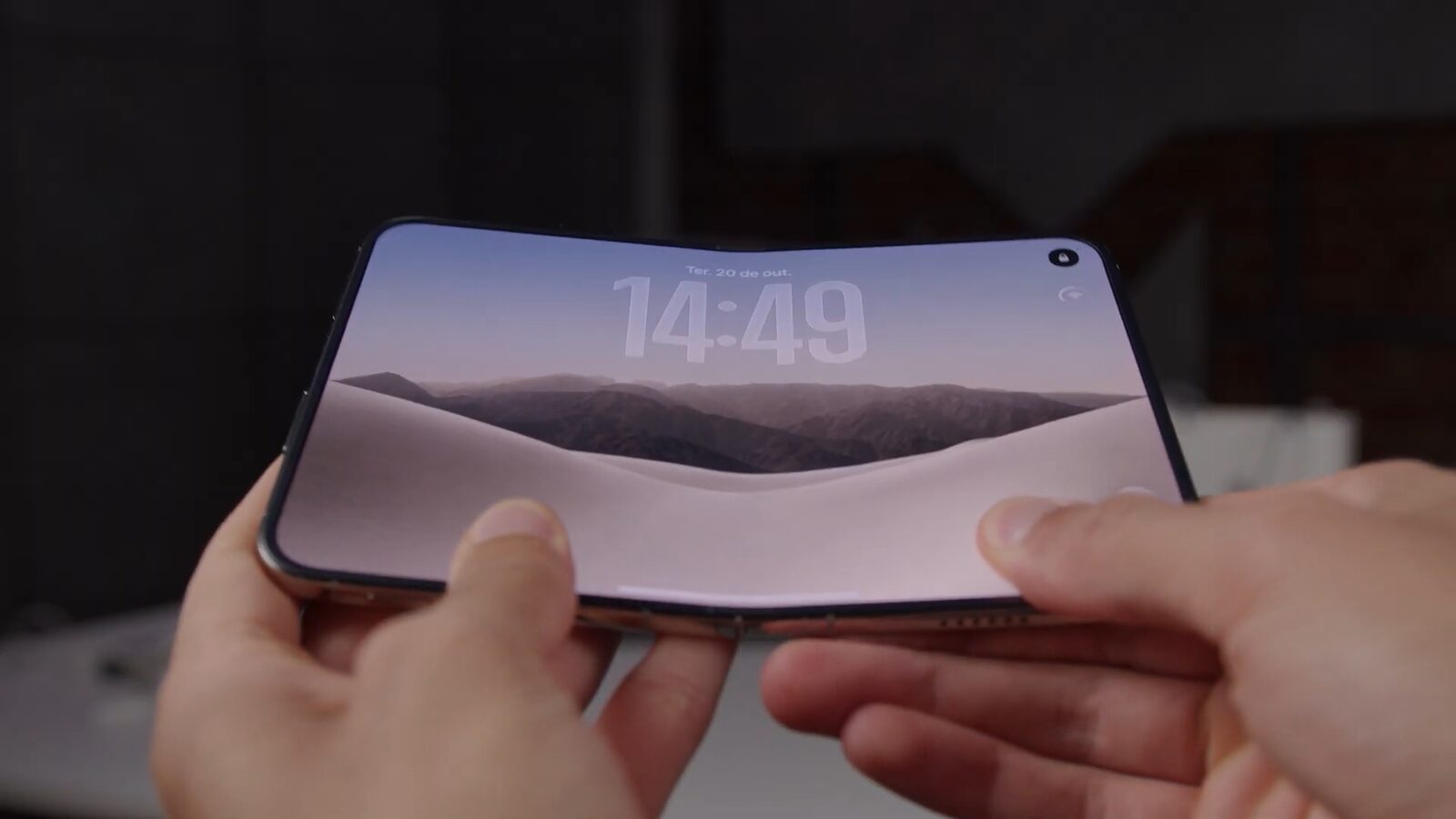 iPhone Duo: película fosca removida expõe ondulações e vinco na tela dobrável