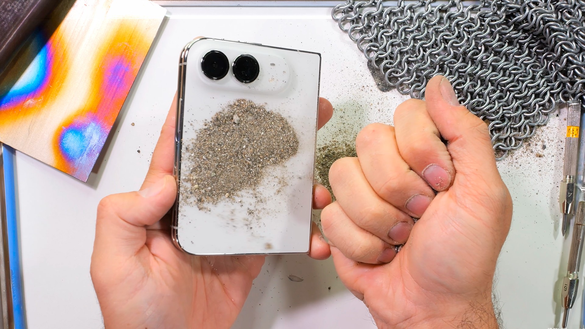 iPhone Duo falha em teste de resistência: dobradiça cede e tela interna é destruída