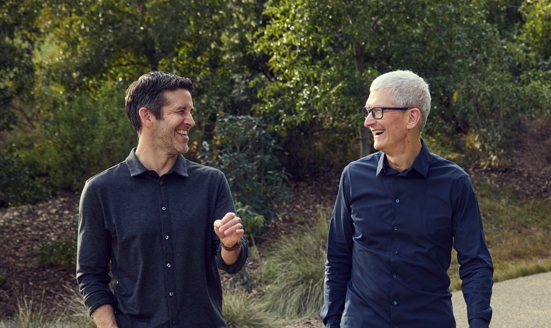Tim Cook e John Ternus, novo CEO da Apple