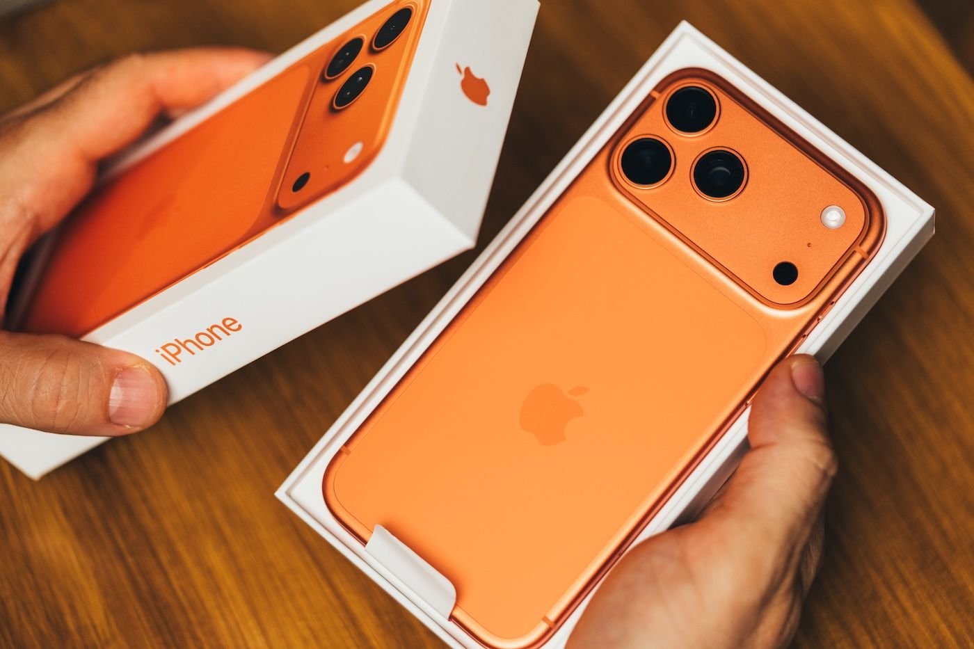iPhone 17 Pro Max na cor laranja cósmico