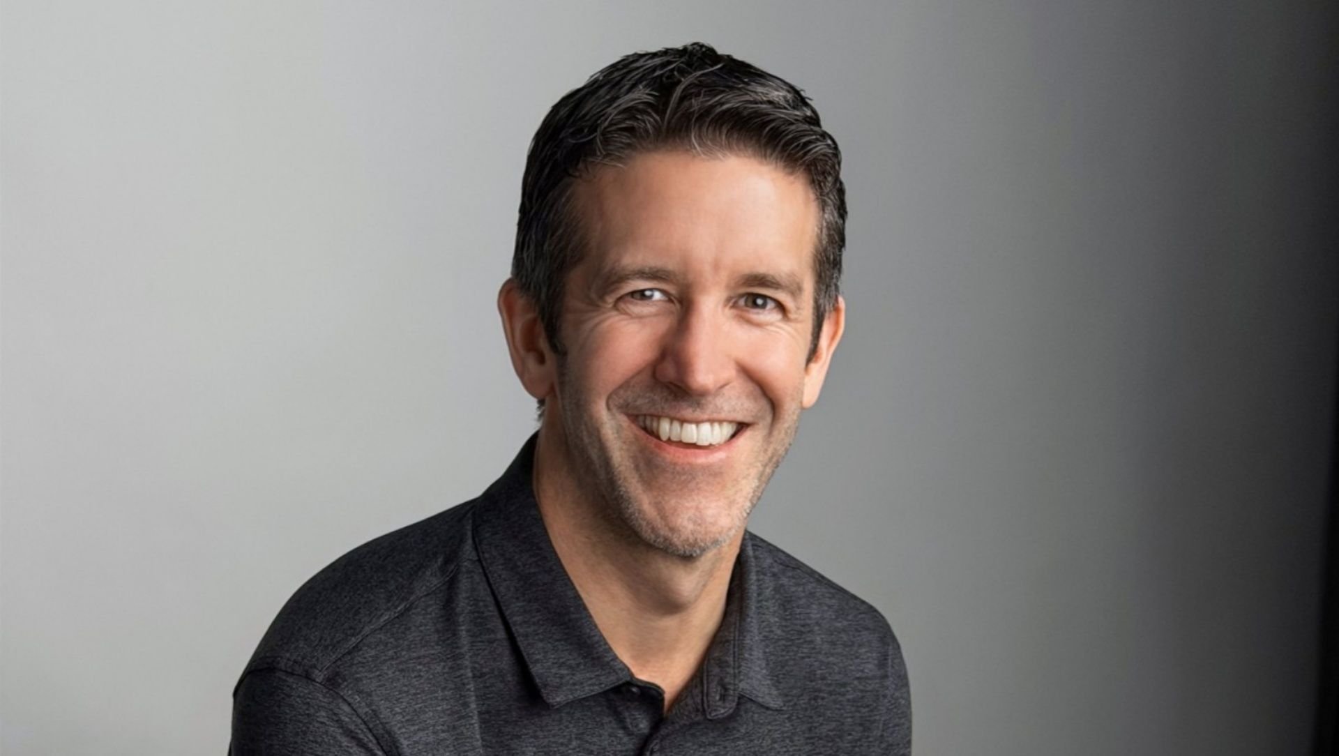 John Ternus assume como CEO da Apple e Tim Cook vira presidente executivo