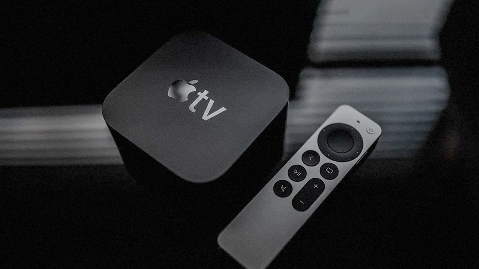 Apple TV 4K e controle Siri Remote sobre uma mesa
