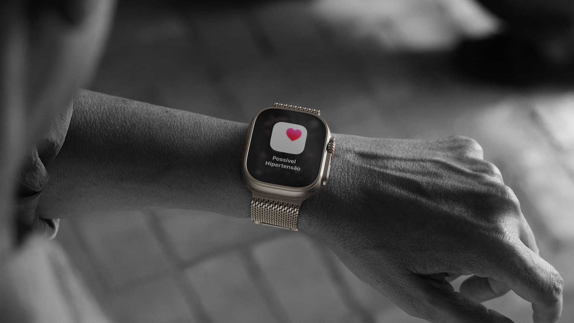 Apple Watch Ultra com alerta de possível hipertensão na tela
