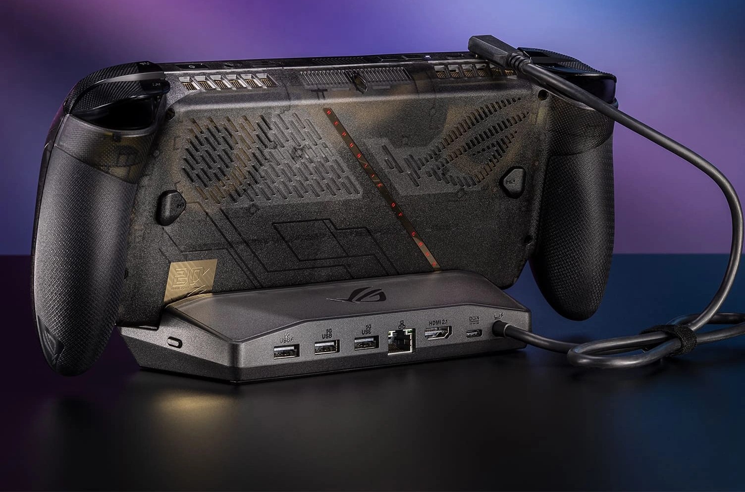 ROG Xbox Ally encaixado no dock DG310, com as portas traseiras à mostra