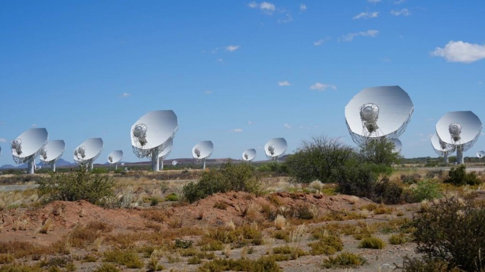 Antenas do radiotelescópio MeerKAT no deserto do Karoo, na África do Sul