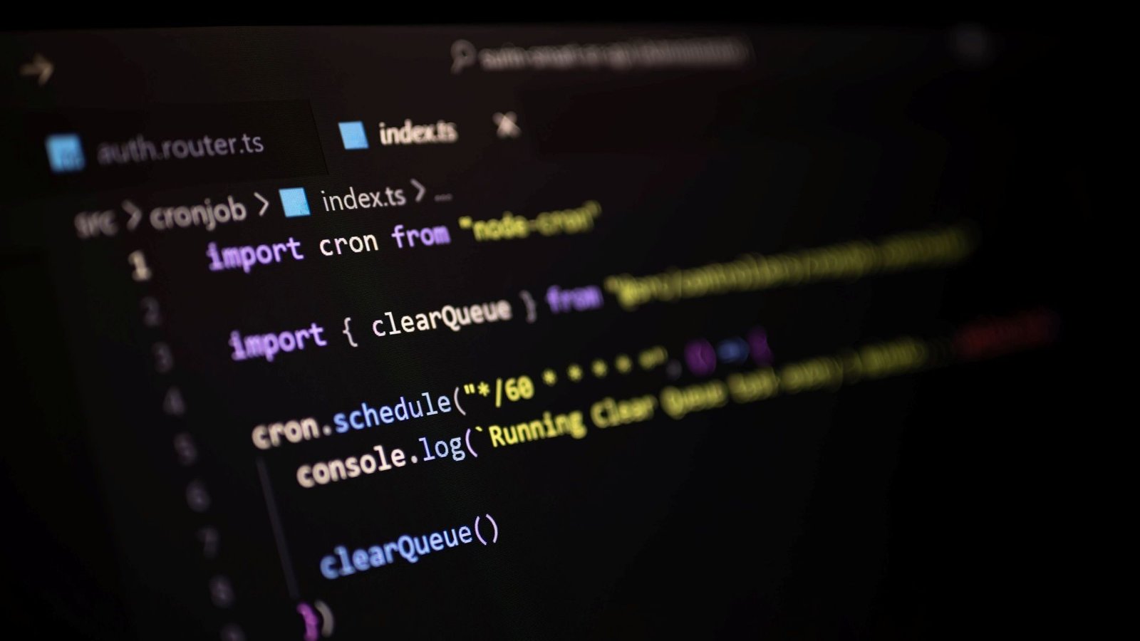 Desenvolvedor programando em ambiente de código
