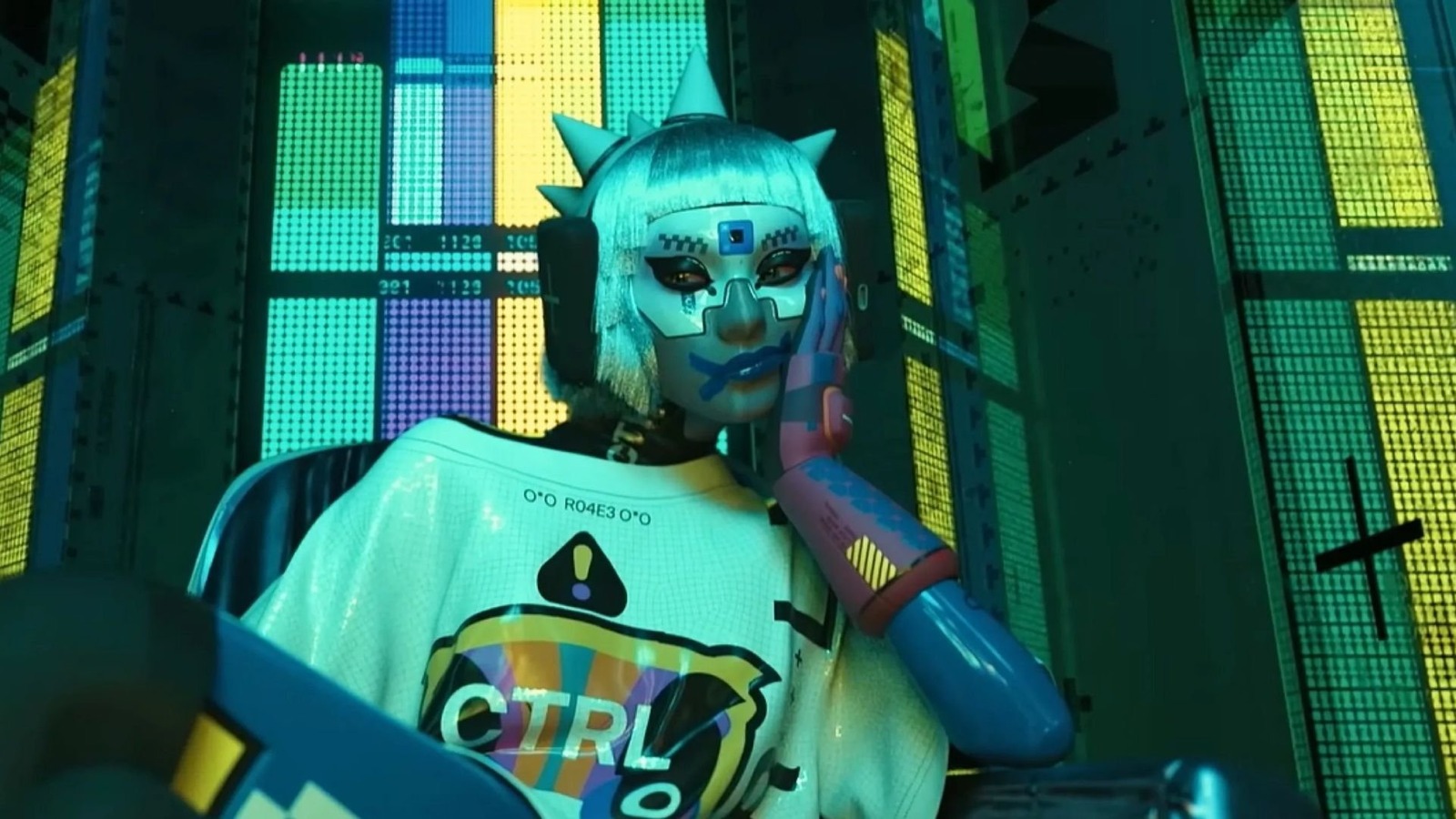 Personagem de Marathon com capacete futurista em cenário com luzes coloridas