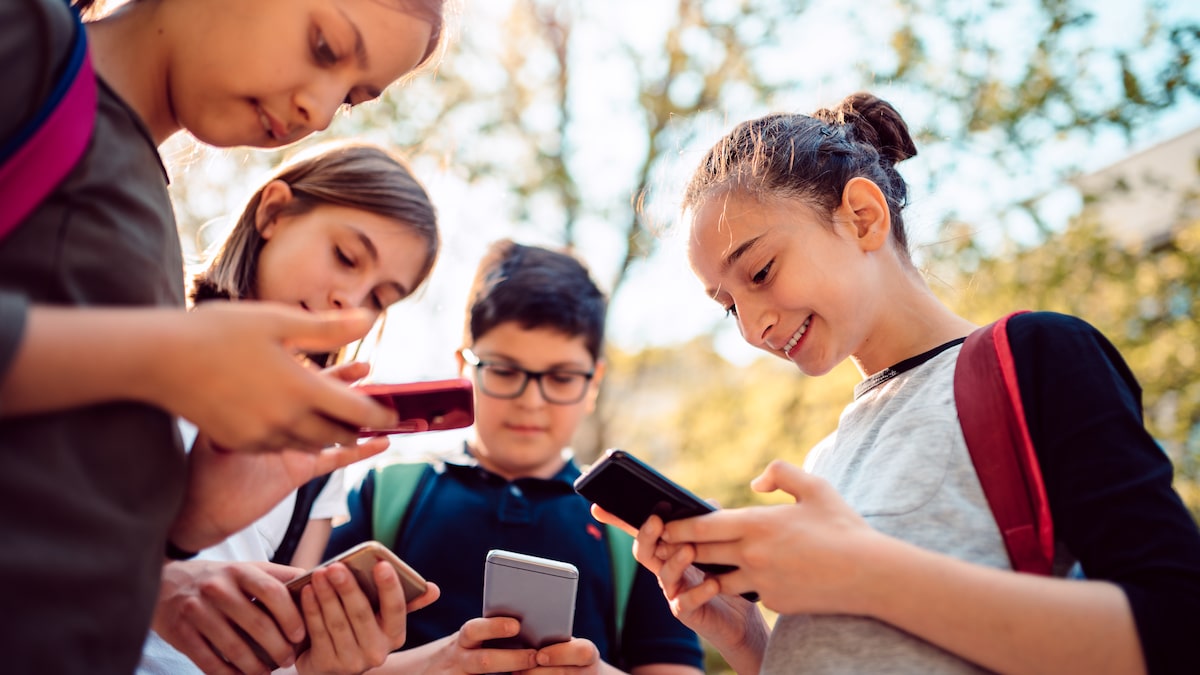 Califórnia sanciona 13 leis que restringem redes sociais e bots de IA para menores de 16 anos