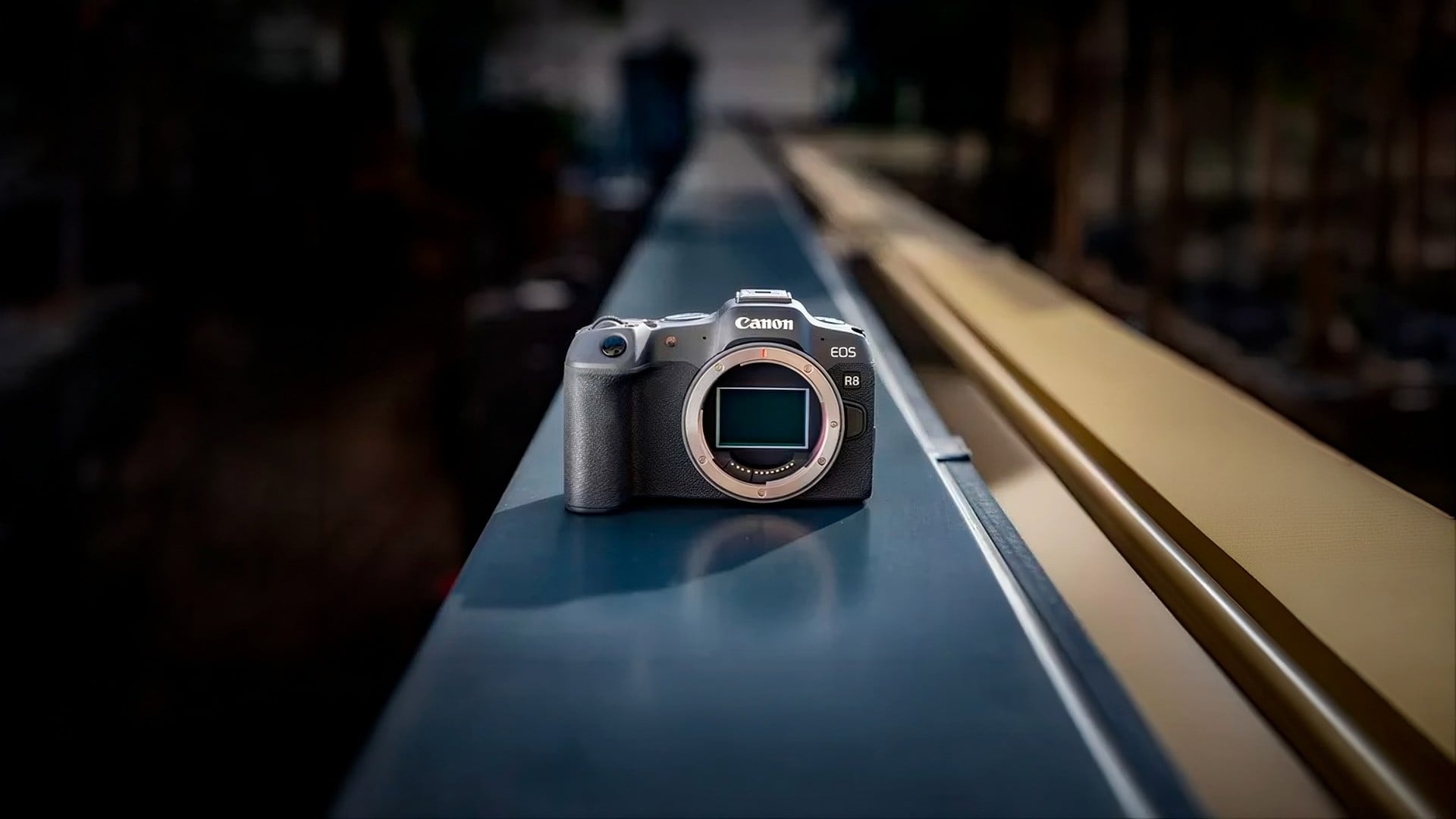 Canon EOS R8 Mark II vaza com visual novo, 40 fps e IBIS de 7,5 stops uma semana antes do anúncio