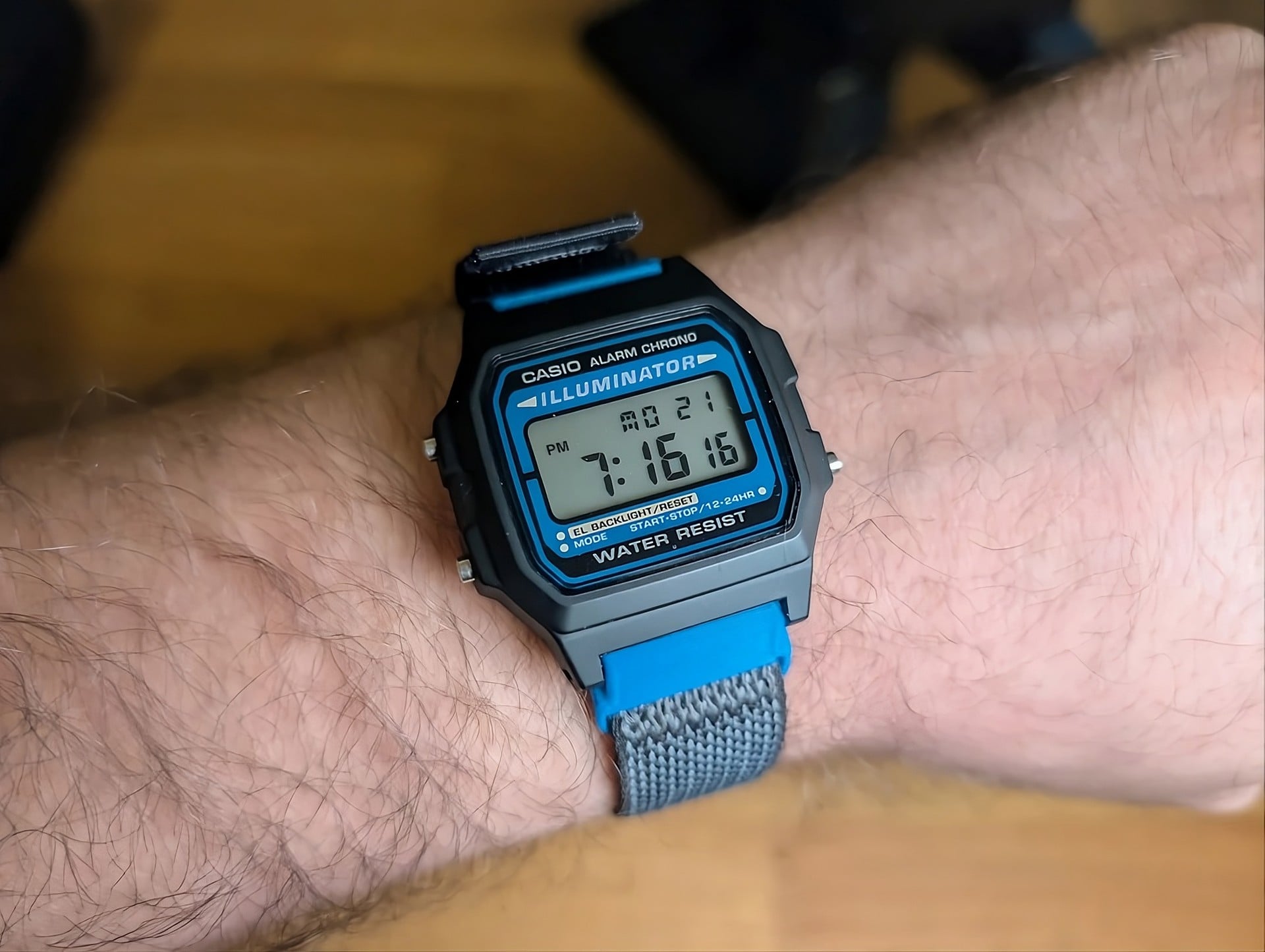 Casio e Fitbit dividem o pulso em adaptação feita com impressão 3D