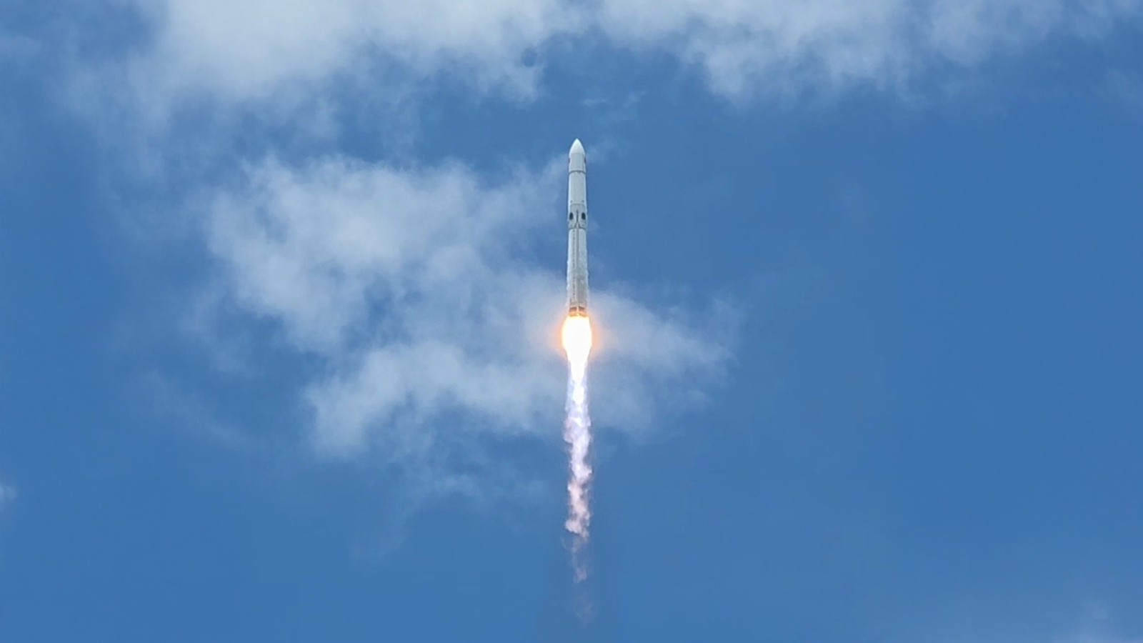 China pousa foguete reutilizável em navio no mar e desafia a SpaceX