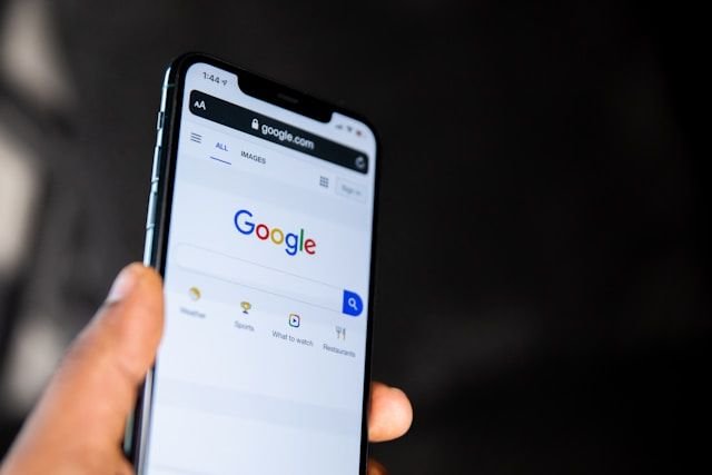 Ilustração do Google sobre atualização e correção de falhas no Chrome