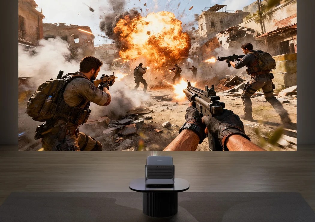 Projeção de um jogo de tiro em uma parede de sala, com o Dangbei X9 Max sobre a mesa