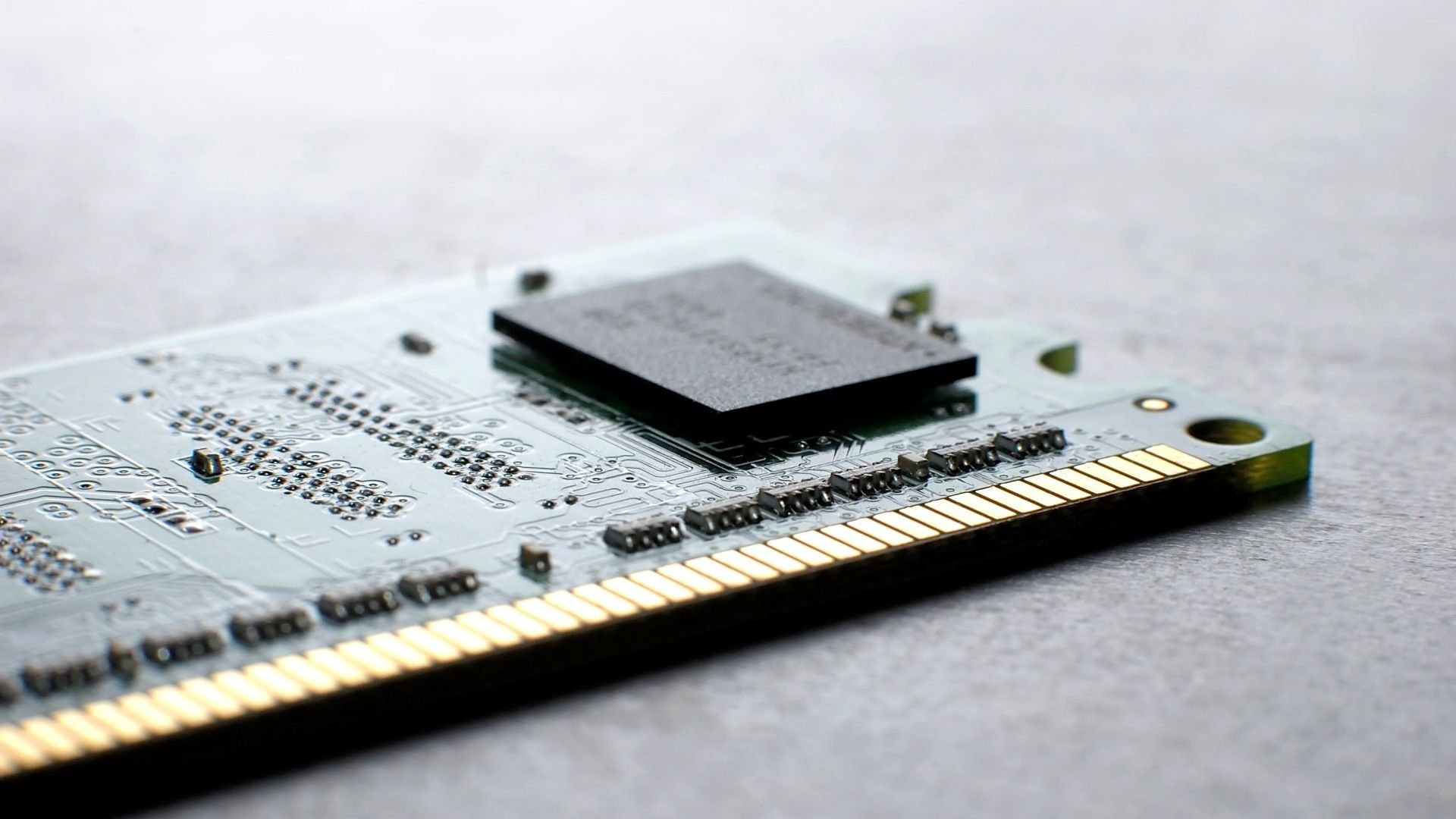 Memórias DDR2 sobem até 60% e crise de RAM atinge até tecnologia de 2003