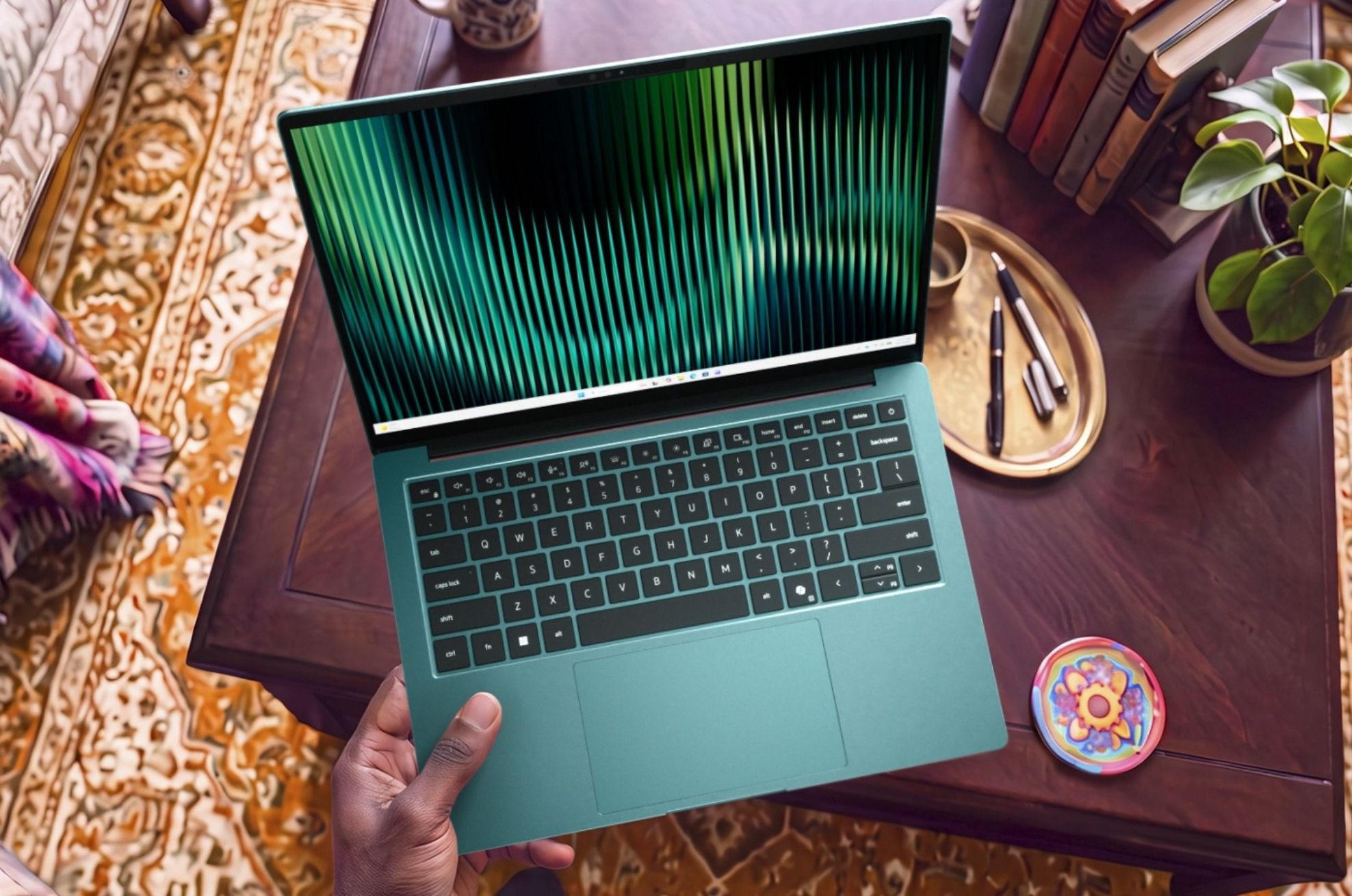 Dell 14S na cor verde sendo segurado sobre uma mesa