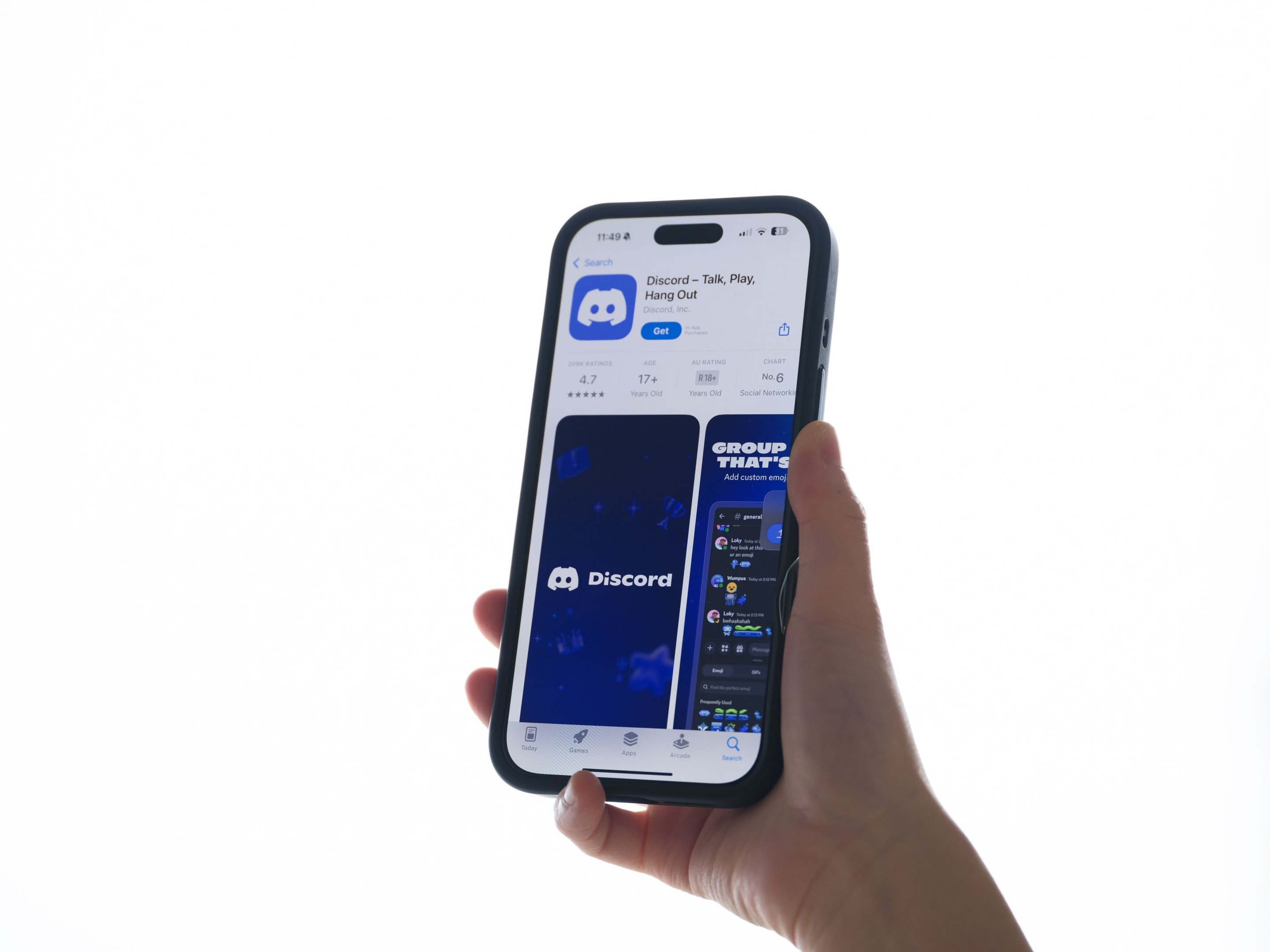 Mão segurando celular com o app do Discord aberto