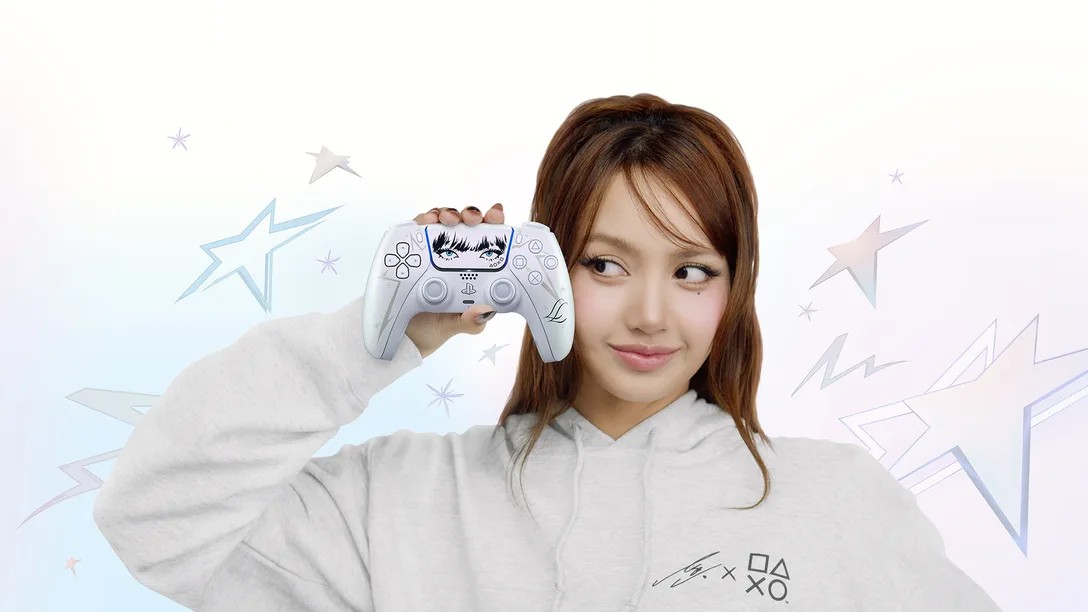 Lisa segura o DualSense da edição especial em foto de divulgação da PlayStation