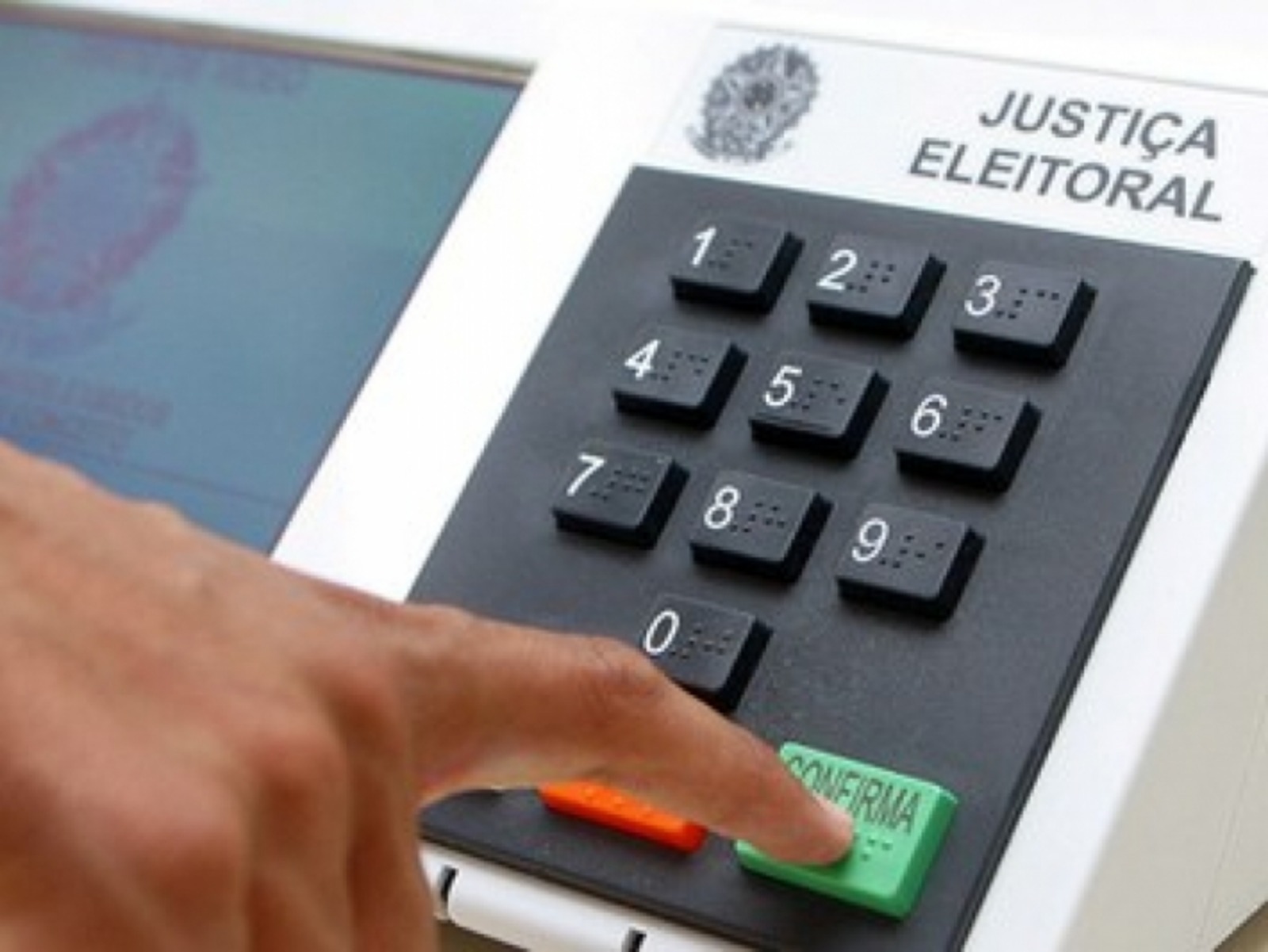 Eleitor confirma o voto na urna eletrônica da Justiça Eleitoral