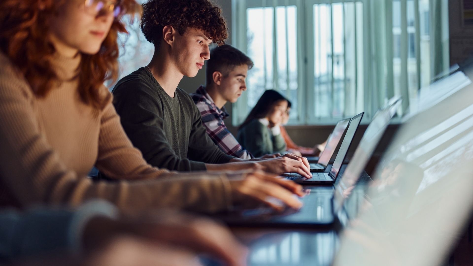 Estudantes brasileiros usando IA para estudar
