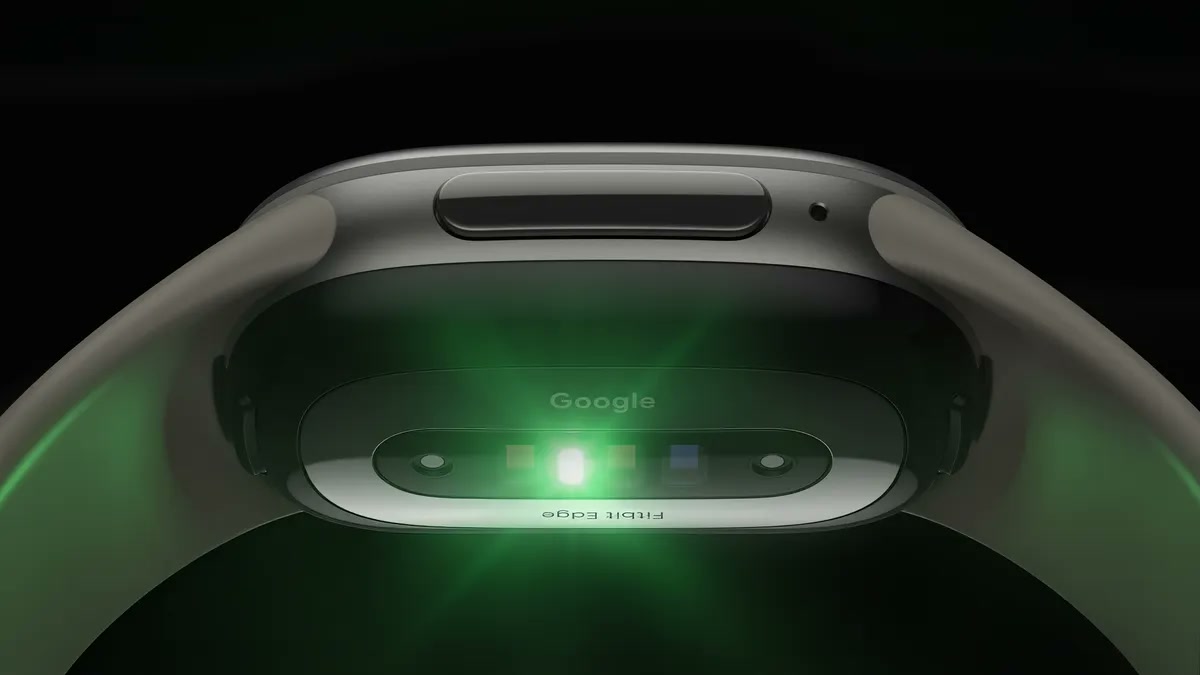 Sensores na parte de baixo da Fitbit Edge acesos em verde