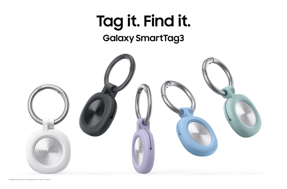Galaxy SmartTag 3 nas versões branca e preta, ao lado de capas de silicone coloridas com argola