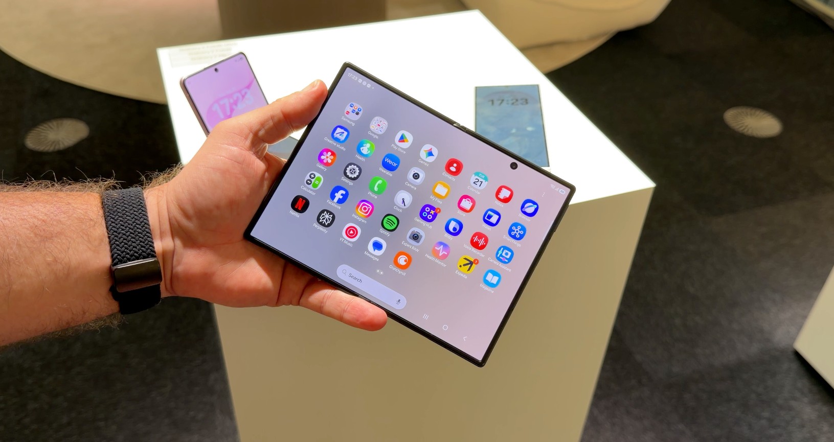 Galaxy Z Fold 8 Ultra aberto, com a tela interna de 8 polegadas em destaque