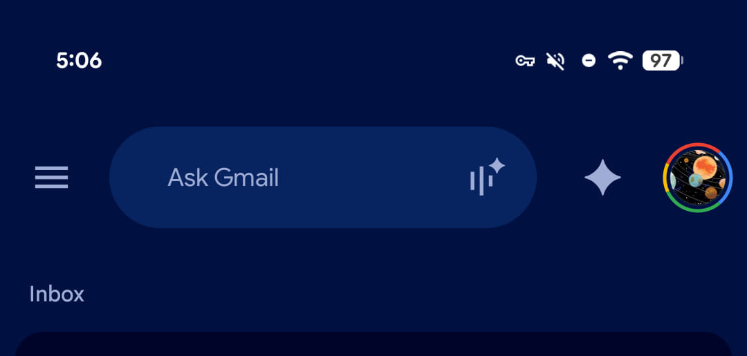 Ícone do Gmail em tela escura