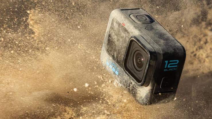 Câmera GoPro HERO12 Black envolta por poeira