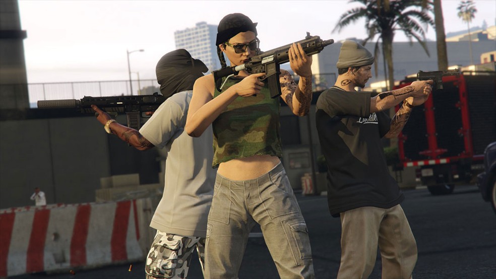 Personagens armados em uma rua de Los Santos, no GTA Online