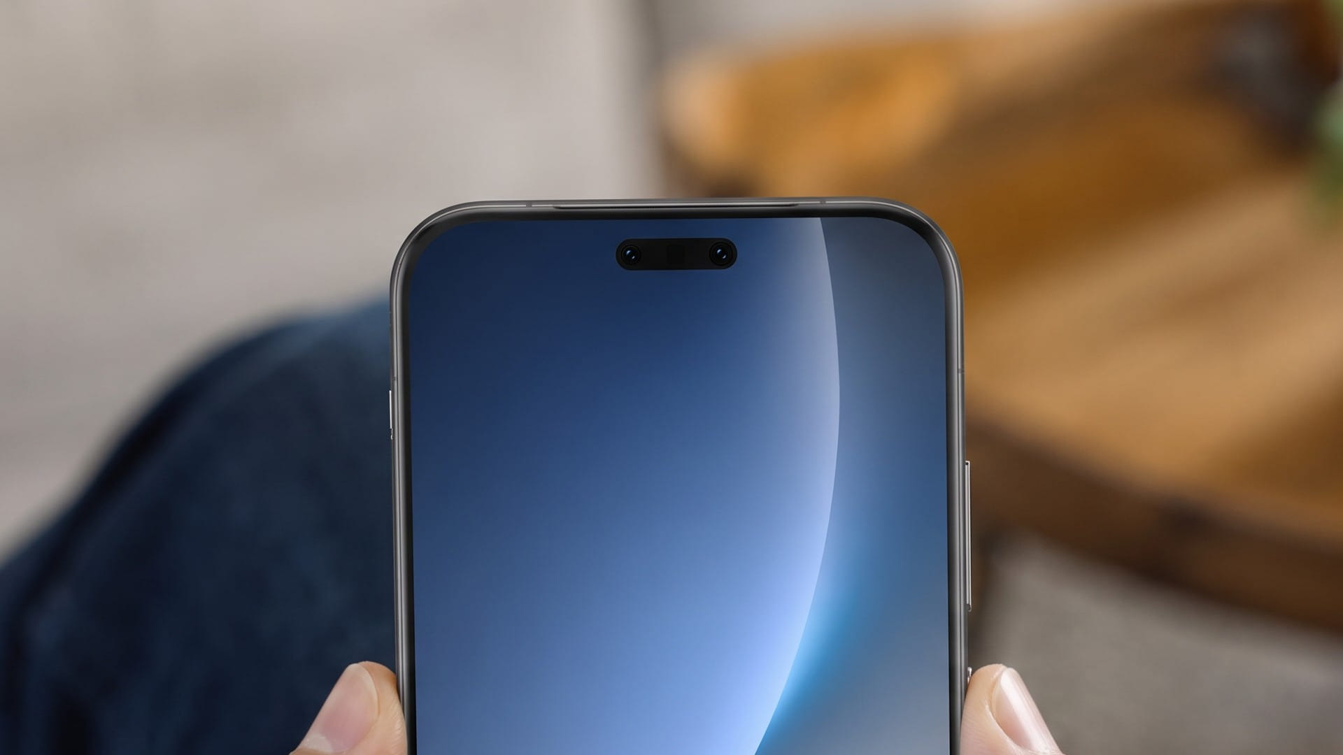 Detalhe da parte frontal de um smartphone com câmeras na tela