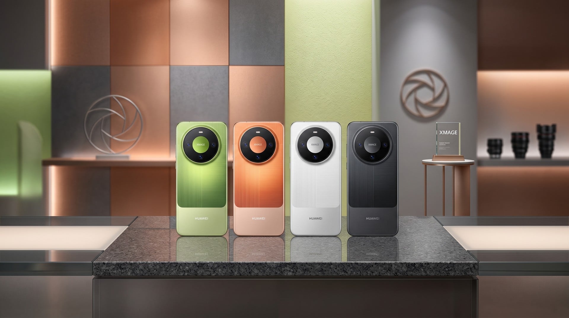 Os quatro Huawei Mate 90 em verde, laranja, branco e preto em uma vitrine