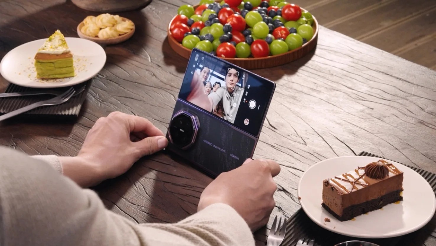 Huawei Mate XT 2 sendo usado como câmera em uma mesa de café