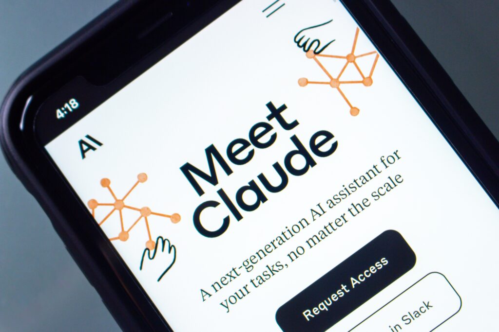 Logo do Claude, da Anthropic, na tela de um celular