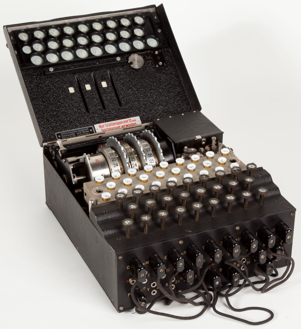 GPT-6 Astra e Claude Opus 5 quebram duas mensagens da máquina Enigma que resistiam há décadas