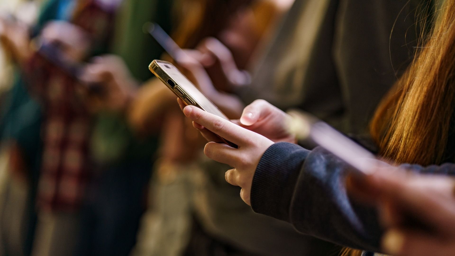 Ação do Instagram em portas de escolas de SP vira denúncia no Ministério Público