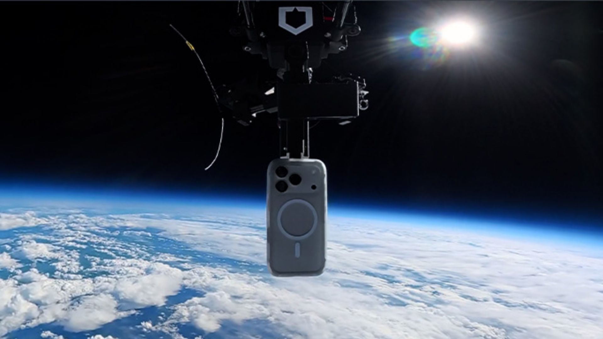 iPhone 17 Pro cai de 30 km de altitude, sobrevive e entra para o Guinness