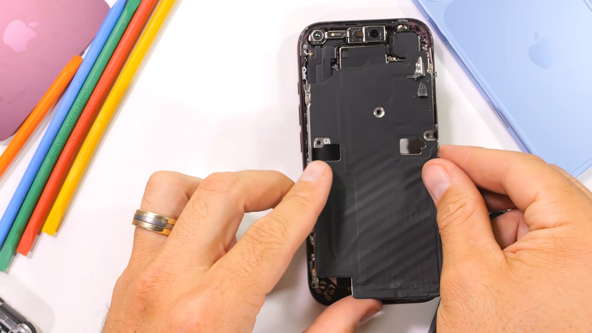 Estrutura interna do iPhone 18 Pro com a blindagem removida durante o desmonte