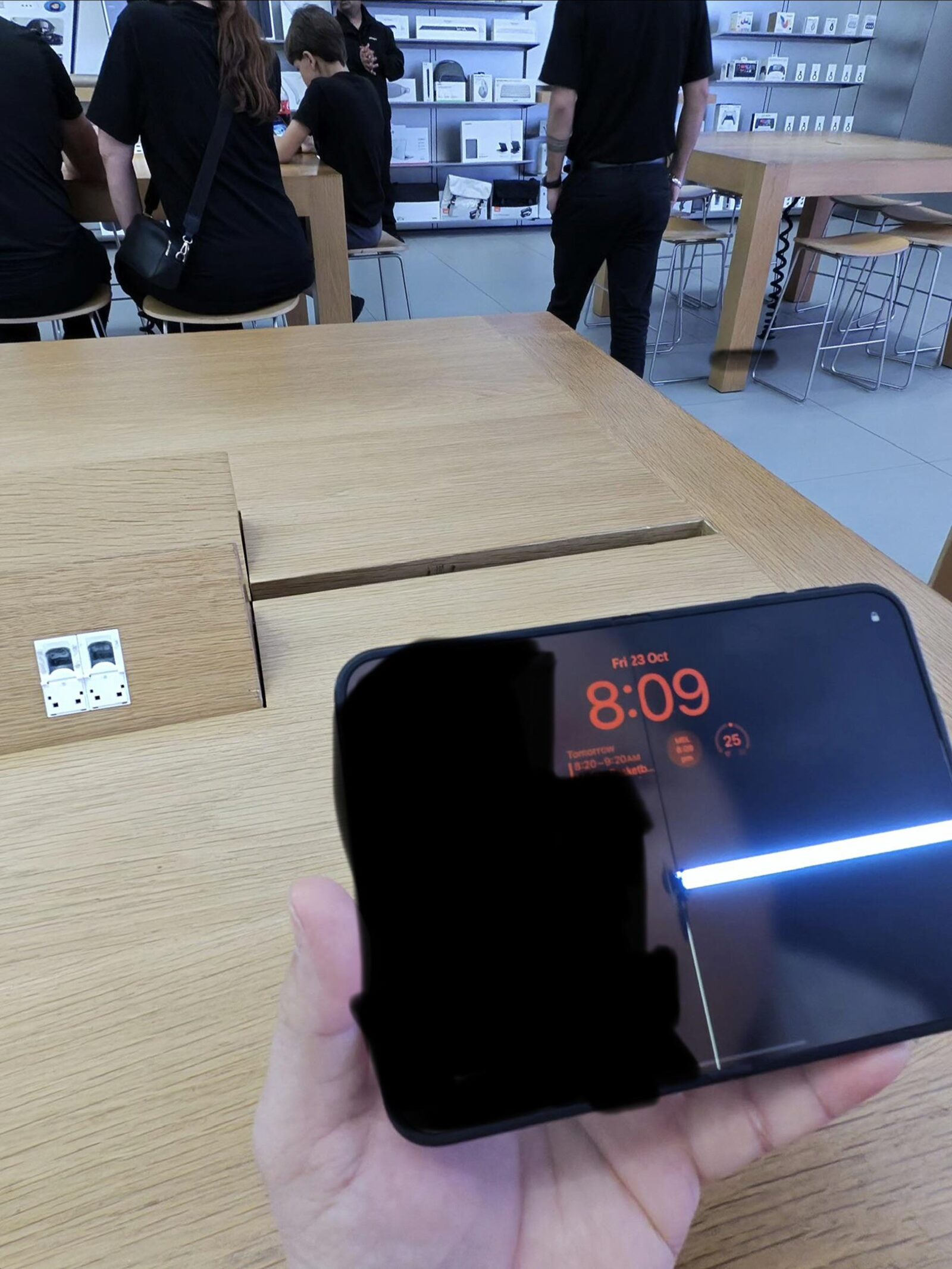 iPhone Duo: primeiros compradores relatam linhas na tela e quebra na dobradiça no dia da estreia