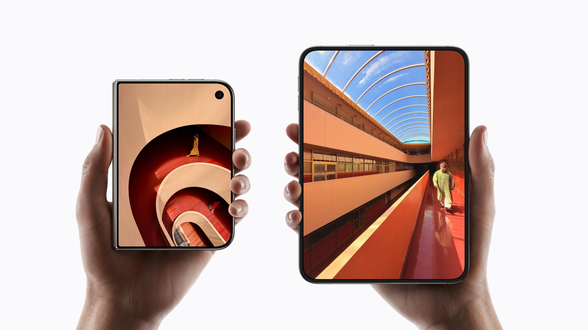 iPhone Duo fechado na mão, com as câmeras traseiras de 48 MP