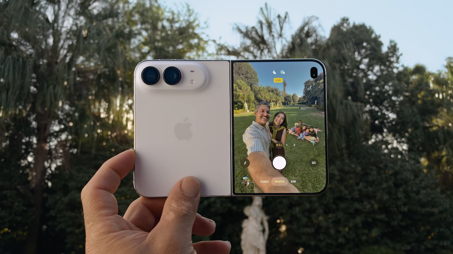 iPhone Duo aberto com a câmera traseira dupla em destaque