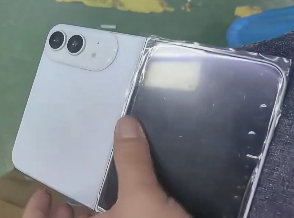 Protótipo do iPhone Ultra dobrável branco