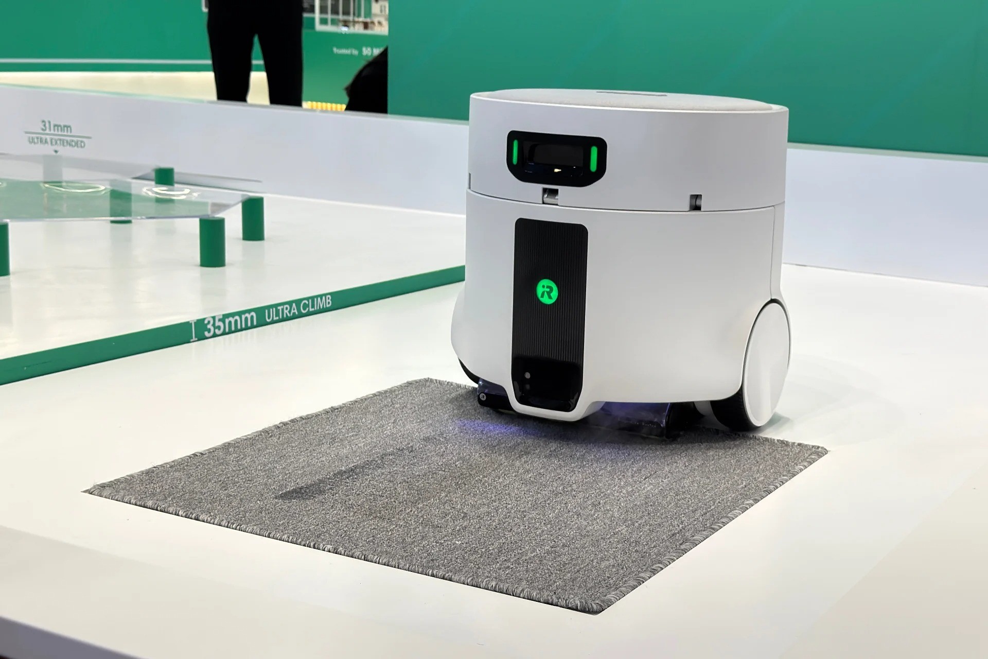 iRobot mostra o Roomba Duo, conceito de aspirador que carrega um robô menor dentro