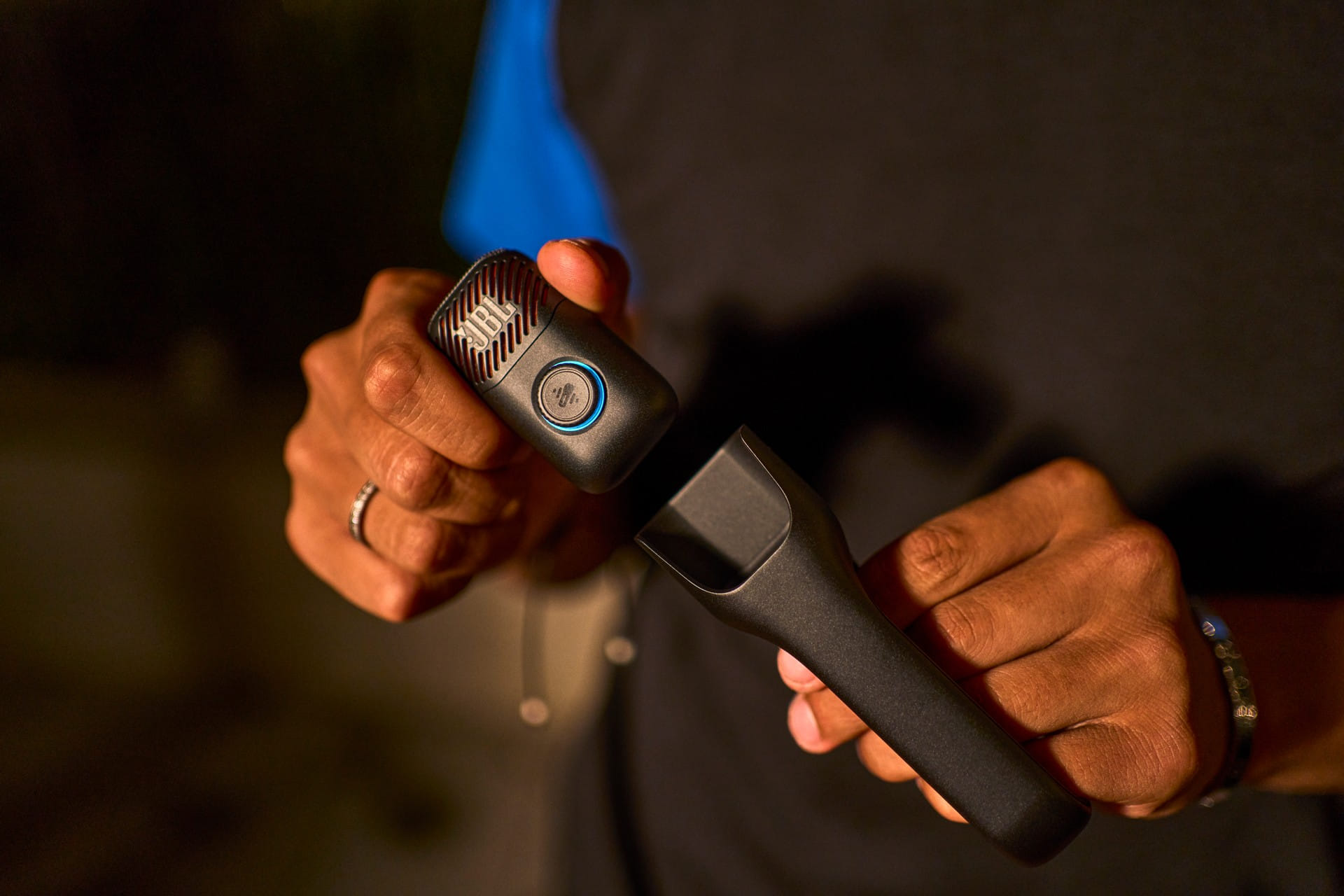 JBL EasySing Mic Mini Duo chega ao Brasil por R$ 1.199 com IA para karaokê